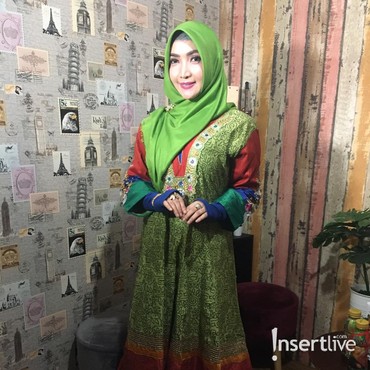 Kenang Mendiang Ibunda, Roro Fitria Rilis Lagu 'Rindu Ibu'