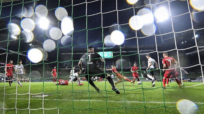 SMASHOT: Sederet Drama di Arena Olahraga