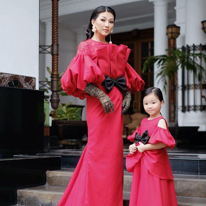 Jika dilihat dari foto ini, sepertinya Thalia punya bakat dalam berpose di depan kamera dari bunda Sarwendah ya? (Foto: Instagram @sarwendah29)