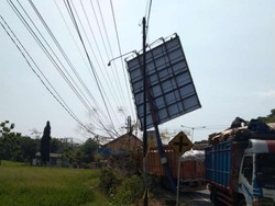 Truk Tabrak Baliho Bikin Listrik Padam di Ponorogo, 4.300 Warga Terdampak