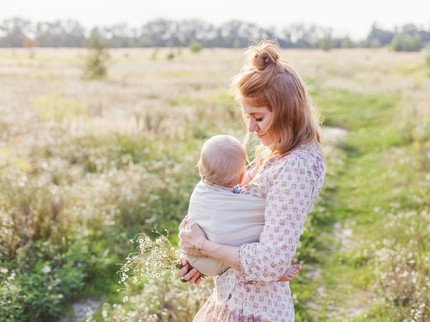 Tenangkan Bayi Menangis dengan Terapi Membumi, Begini Caranya Bunda