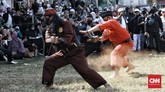 Apel Siaga Ganyang Komunis Sejumlah massa aksi 'Apel Siaga Ganyang Komunis Jabodetabek' mendatangi lapangan Ahmad Yani, Jalan Praja, Kebayoran Lama, Jakarta Selatan, Minggu (5/7/2020).
Aksi ini diikuti sejumlah organisasi kemasyarakatan (ormas) Islam seperti Front Pembela Islam (FPI), PA 212, hingga Gerakan Nasional Pengawal Fatwa (GNPF) Ulama dan beberapa perguruan pencak silat betawi, seperti Beksi, tapak suci dan lain-lain. CNN Indonesia/Andry Novelino