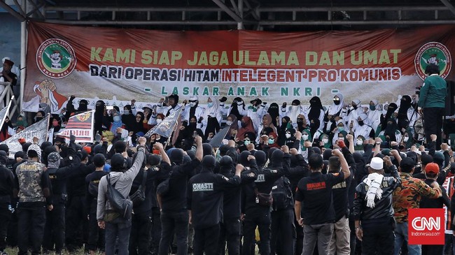 Sejumlah massa aksi 'Apel Siaga Ganyang Komunis Jabodetabek' mendatangi lapangan Ahmad Yani, Jalan Praja, Kebayoran Lama, Jakarta Selatan, Minggu (5/7/2020).
Aksi ini diikuti sejumlah organisasi kemasyarakatan (ormas) Islam seperti Front Pembela Islam (FPI), PA 212, hingga Gerakan Nasional Pengawal Fatwa (GNPF) Ulama dan beberapa perguruan pencak silat betawi,  seperti Beksi,  tapak suci dan lain-lain.  CNN Indonesia/Andry Novelino