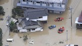 Banjir Bandang Jepang Tewaskan 20 Orang Rescue operation is conducted in a flooded area in Hitoyoshi, Kumamoto prefecture, southern Japan Saturday, July 4, 2020. Heavy rain in southern Japan triggered flooding and mudslides on Saturday, leaving more than a dozen people presumed dead, some missing and dozens stranded on rooftops waiting to be rescued, officials said. (Kyodo News via AP)