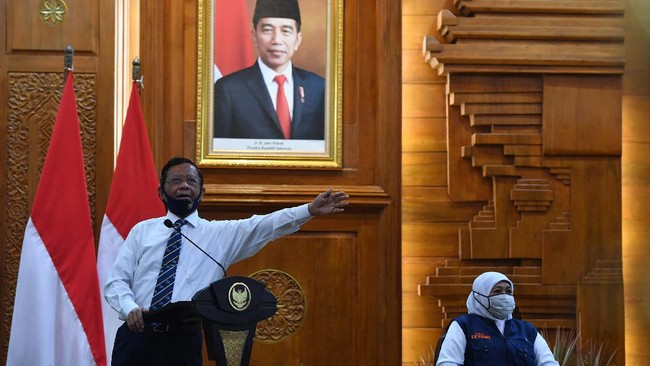 Menko Polhukam Mahfud MD di dampingi Gubernur Jawa Timur Khofifah Indar Parawansa  (kanan) memberikan keterangan saat diskusi terkait  Rencana Undang-undang (RUU) Haluan Ideologi Pancasila (HIP) di hadapan Forum Komunikasi Umat Beragama di Gedung Negara Grahadi, Surabaya, Jawa Timur, Minggu (5/7/2020). Kunjungan tersebut dalam rangka menyerahkan bantuan penanganan COVID-19 di Jawa Timur dan diskusi bersama Forum Komunikasi Umat Beragama  terkait Rencana Undang-undang (RUU) Haluan Ideologi Pancasila (HIP). ANTARA FOTO/Zabur Karuru/foc.