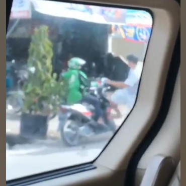 Driver Ojol Ditendang hingga Terjungkal, Pelaku Digeruduk Massa
