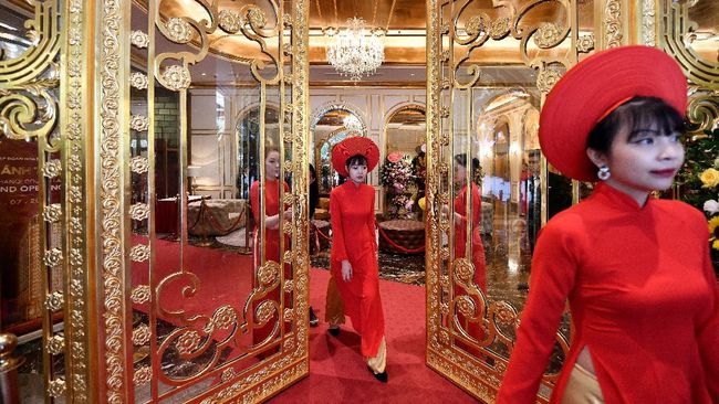 Staff wait to welcome guests in the lobby of the newly-inaugurated Dolce Hanoi Golden Lake hotel, the world's first gold-plated hotel, in Hanoi on July 2, 2020. (Photo by Manan VATSYAYANA / AFP)
