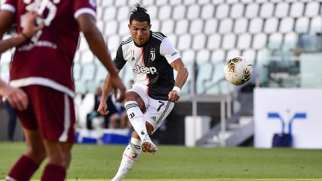 Italy Soccer Serie A Juventus' Cristiano Ronaldo scores his side's thrid goal on a free-kick, during the Serie A soccer match between Juventus and Torino, at the Allianz Stadium in Turin, Italy, Saturday, July 4, 2020. (Marco Alpozzi/LaPresse via AP)