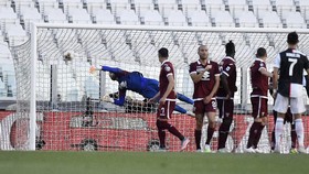 Ronaldo Lega Akhirnya Cetak Gol Tendangan Bebas