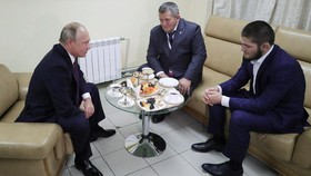Putin Beri Khabib Hadiah Rumah Bernilai Rp311 Miliar