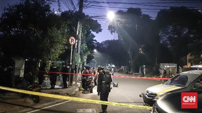 Suara ledakan terdengar di Jalan Yusuf Adiwinata, Menteng, Jakarta Pusat, Minggu (5/7) sore. Polisi masih menyelidiki sumber ledakan dan melakukan olah tempat kejadian perkara (TKP).