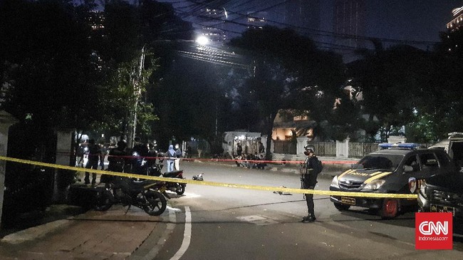 Suara ledakan terdengar di Jalan Yusuf Adiwinata, Menteng, Jakarta Pusat, Minggu (5/7) sore. Polisi masih menyelidiki sumber ledakan dan melakukan olah tempat kejadian perkara (TKP).