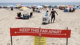 Libur Akhir Pekan di Amerika Revelers enjoy the beach at Coney Island, Saturday, July 4, 2020, in the Brooklyn borough of New York. (AP Photo/John Minchillo)
