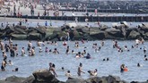 Libur Akhir Pekan di Amerika Revelers enjoy the beach at Coney Island, Saturday, July 4, 2020, in the Brooklyn borough of New York. (AP Photo/John Minchillo)