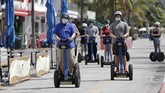 Libur Akhir Pekan di Amerika A tour group riding Segways rides down Miami Beach, Florida's famed Ocean Drive on South Beach, July 4, 2020. The Fourth of July holiday weekend began Saturday with some sobering numbers in the Sunshine State: Florida logged a record number of people testing positive for the coronavirus. (AP Photo/Wilfredo Lee)