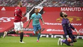 Manchester United vs Bournemouth di Liga Inggris Bournemouth's Joshua King, center, reacts after scoring a penalty kick goal on Manchester United's goalkeeper David de Gea, right, during the English Premier League soccer match between Manchester United and Bournemouth at Old Trafford stadium in Manchester, England, Saturday, July 4, 2020. (Dave Thompson/Pool via AP)