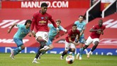 Manchester United vs Bournemouth di Liga Inggris Manchester United's Marcus Rashford scores a penalty kick goal during the English Premier League soccer match between Manchester United and Bournemouth at Old Trafford stadium in Manchester, England, Saturday, July 4, 2020. (Dave Thompson/Pool via AP)
