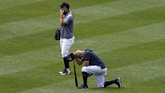 masahiro tanaka New York Yankees players react after Masahiro Tanaka was hit by a line drive during a baseball workout at Yankee Stadium in New York, Saturday, July 4, 2020. (AP Photo/Adam Hunger)
