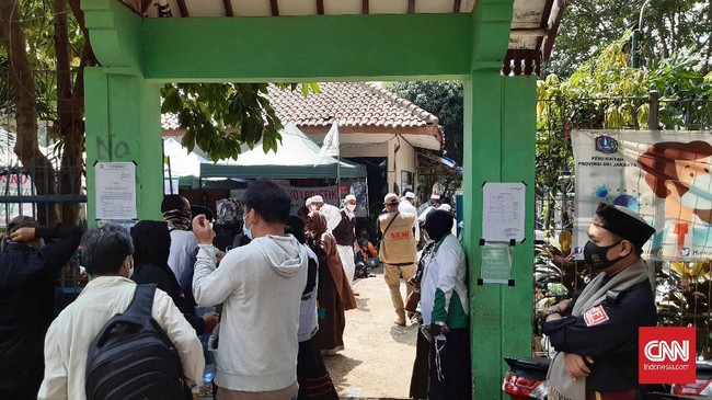 Sejumlah massa aksi 'Apel Siaga Ganyang Komunis Jabodetabek' sudah memenuhi lapangan Ahmad Yani, Jalan Praja, Kebayoran Lama, Jakarta Selatan, Minggu (5/7).
