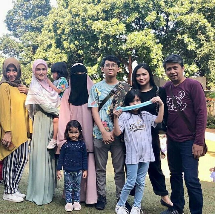 <p>2. Mulan juga terlihat beberapa kali ikut menghabuskan waktu bersama-sama dengan keluarga Harry serta anak-anak mereka (Foto: Instagram @sofiaupay)</p>
