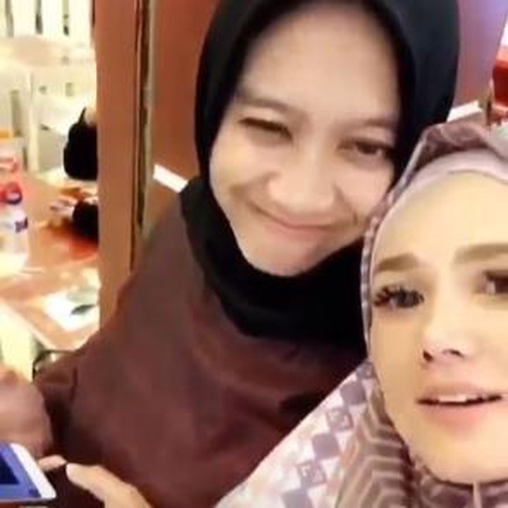 <p>3. Istri baru Harry Nugraha, Sofia Upaya, yang menjadi konsultan keuangan ini juga terlihat akrab dengan Mulan (Foto: Instagram @sofiaupay)</p>