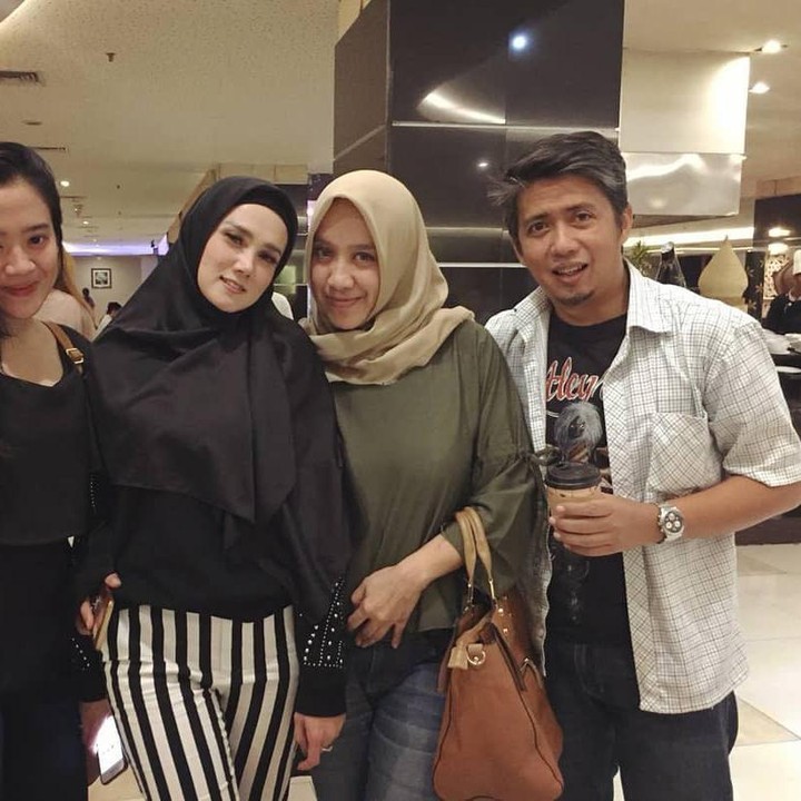 <p>7. Selain kumpul untuk makan bersama, Mulan bersama anaknya, sering menghabisakanwaktu untuk jalan-jalan ke mal dengan keluarga mantan suaminya (Foto: Instagram @sofiaupay)</p>