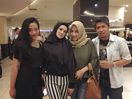 7 Potret Akurnya Mulan Jameela dan Keluarga Mantan Suami, Bikin Iri