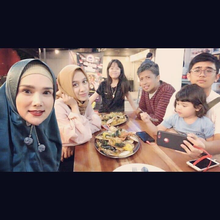 <p>1. Meski telah bercerai sejak 2005, hububngan mulan Jameela dengan mantan suaminya, Harry Nugraha tampak rukun dan harmonis, Bunda. Foto: Instagram @sofiaupay)</p>