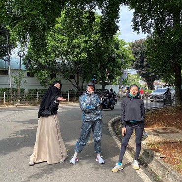 Mulan Jameela Lari Pakai Baju Parasut, Netizen: Hareudang