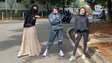 Mulan Jameela Lari Pakai Baju Parasut, Netizen: Hareudang