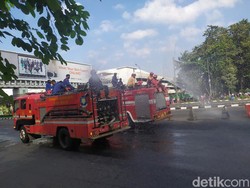 CFD Berakhir, Flyover Summarecon Bekasi Disemprot Disinfektan