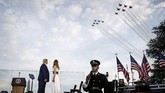 Perayaan Ulang Tahun Amerika Ditengah Lonjakan Kasus Corona President Donald Trump and first lady Melania Trump watch as the U.S. Air Force Thunderbirds and U.S. Navy Blue Angels perform a flyover during a