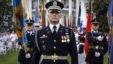 Perayaan Ulang Tahun Amerika Ditengah Lonjakan Kasus Corona Service members stand on the South Lawn of the White House during a