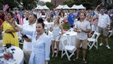 Perayaan Ulang Tahun Amerika Ditengah Lonjakan Kasus Corona People gather on the South Lawn of the White House during a