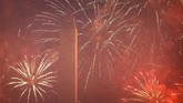 Perayaan Ulang Tahun Amerika Ditengah Lonjakan Kasus Corona Fireworks explode around the Washington Monument during a