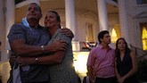 Perayaan Ulang Tahun Amerika Ditengah Lonjakan Kasus Corona People watch a fireworks display from the South Lawn of the White House during a