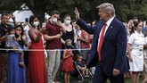 Perayaan Ulang Tahun Amerika Ditengah Lonjakan Kasus Corona President Donald Trump greets visitors as he walks on the South Lawn of the White House during a