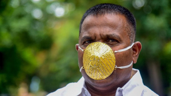 Businessman Shankar Kurhade wears a facemask made of gold and being worth 289,000 rupees amid concerns over the COVID-19 coronavirus outbreak, in Pune on July 4, 2020. (Photo by Sanket WANKHADE / AFP)