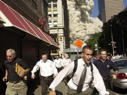 Pria Pembawa Map dalam Foto Viral Tragedi 9/11 Meninggal karena Corona