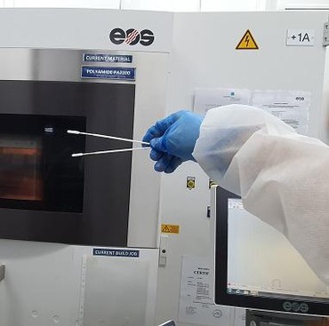 Panik Saat Tes Swab, Wanita Ini Spontan Remas Kemaluan Petugas Medis