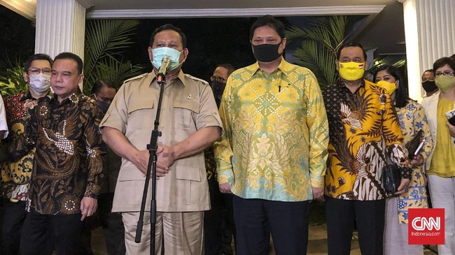 Ketua Umum Partai Golkar Airlangga Hartarto (kanan) bertemu dengan Ketua Umum Partai Gerindra Prabowo Subianto.
