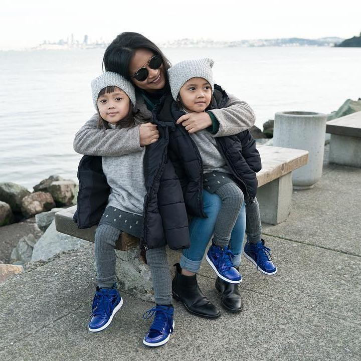 <p>Akrab bersama kakak sambungnya, Siti Adira Kania yang merupakan anak sulung Aldi Bragi dengan mantan istrinya, Ikke Nurjanah. (Foto: Instagram @ririndwiariyanti)</p>