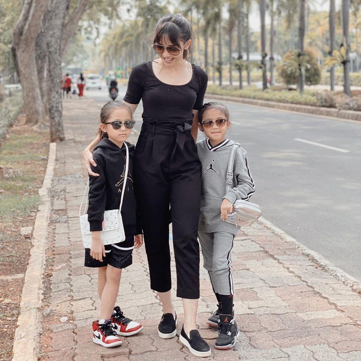 <p>Padahal, keduanya adalah kakak adik. Anak pertama bernama Siti Alana Kalyani, sementara yang kedua bernama Siti Alecia Kaira. (Foto: Instagram @ririndwiariyanti)</p>