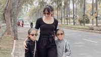 <p>Padahal, keduanya adalah kakak adik. Anak pertama bernama Siti Alana Kalyani, sementara yang kedua bernama Siti Alecia Kaira. (Foto: Instagram @ririndwiariyanti)</p>