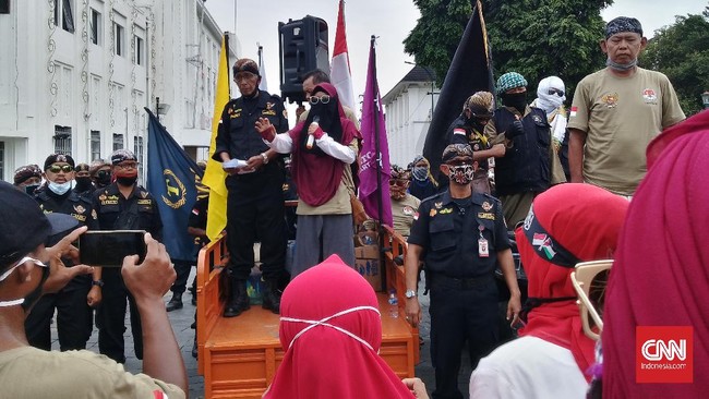 Puluhan orang dari berbagai elemen yang tergabung dalam Aliansi Jogja Bersatu, Senin (6/7), menggelar aksi Ganyang PKI di Titik Nol Km Yogyakarta.