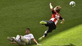 Athletic Bilbao vs Real Madrid Athletic Bilbao's Iker Muniain is tackled by Real Madrid's Casemiro during the Spanish La Liga soccer match between Athletic Club and Real Madrid at the San Manes stadium in Bilbao, Spain, Sunday, July 5, 2020. (AP Photo/Alvaro Barrientos)