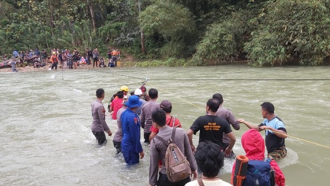 Tim SAR gabungan mengevakusi penjelajah yang hilang di hutan Kabupaten Konawe Utara. (dok Basarnas Kendari)
