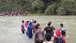 Basarnas Evakuasi 10 Pendaki yang Hilang di Gunung Owila