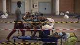 Buruh Migran Spanyol Kala Pandemi Migrants rest inside an exhibition center turned into temporary seasonal workers' shelter in Lleida, Spain, Thursday, July 2, 2020. Authorities in northeast Spain have ordered the lockdown of a county around the city of Lleida due to worrying outbreaks of the COVID-19 virus. Catalan regional authorities announced Saturday, July 4, 2020 that as of noon local time movement will be restricted to and from the county of El Segriá around Lleida which is home to over 200,000 people. Residents will have until 4 p.m. to enter the area. The new outbreaks are linked to agricultural workers in the rural area. (AP Photo/Emilio Morenatti)