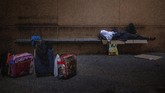Buruh Migran Spanyol Kala Pandemi A man with his face covered with towel, sleeps in a square in Lleida, Spain, Thursday, July 2, 2020. Authorities in northeast Spain have ordered the lockdown of a county around the city of Lleida due to worrying outbreaks of the COVID-19 virus. Catalan regional authorities announced Saturday, July 4, 2020 that as of noon local time movement will be restricted to and from the county of El Segriá around Lleida which is home to over 200,000 people. Residents will have until 4 p.m. to enter the area. The new outbreaks are linked to agricultural workers in the rural area. (AP Photo/Emilio Morenatti)